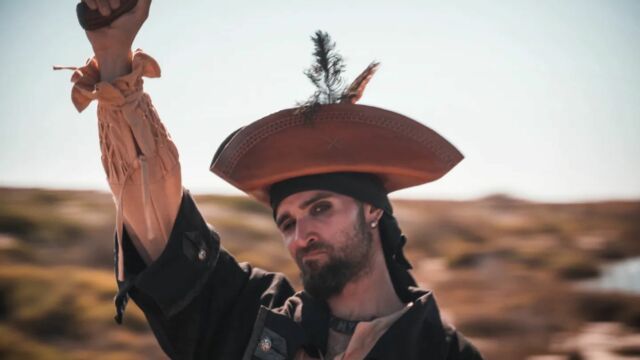 Que prépare ce pirate ? MAUVAISES RÉPONSES SEULEMENT ! 😉
Model : @paco_rk 
#larperofinstagram #larpcraft #pirateskull #piratecaptain #larpcharacter #piratehat #theatrecostumes #leatherstuff  #renfairecostume #renaissancefair #fantasycostumes #liveactionroleplay #handcraftedleather #costumer  #cosplaycostume