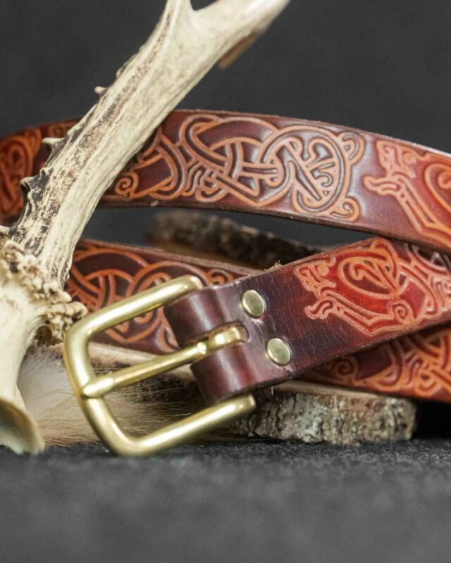 Voici une variante de mise en couleurs pour notre ceinture Ulfr, avec motifs viking embossés de style Mammen. 
~
Du coup il s'agit d'une pièce unique ✨️ disponible dans notre boutique !
•
•
•
#vikingstyle #vikingcostume #vikingbelt #medievalbelt #medievalinspired #norseinspired #norsemythology #norsemen #valkyrie #berserker #vikingreenactment #medievalfair #medievalreenactment #leatherbelt #handmadecostume #larpfashion #larper