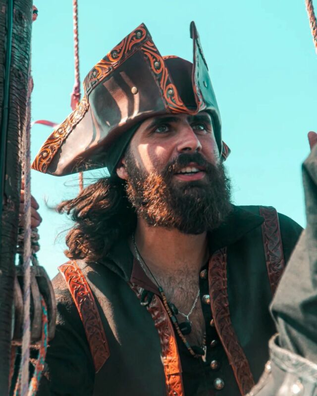 Encore quelques images de cette folle aventures ! Je suis fier de vous présenter ce nouvelle ensemble pirate que j'adore, porté par @florian_czl 
~
Cet ensemble rejoint la collection de costumes qui habillerons nos futures shootings ouverts à tous.tes !
~
📸 @adrienchazal 
•
•
•
#pirateslife #fantasyshooting #fantasyportrait #woanderstale #larpcostume #piratecostume #fantasyfashion #renaissanceart #adventurenthusiasts #livingdreams #piratehat #beardedmodel #piratecaptain #larpers #handmadecostume #shooting_time #larpcraft
